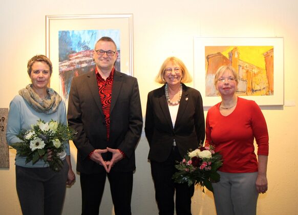 (v. l.): Landrätin Kirsten Fründt, Bernd Brust, Waltraud Mechsner-Spangenberg und Karin Stichnothe-Botschafter bei der Vernissage.