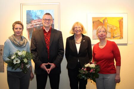 (v. l.): Landrätin Kirsten Fründt, Bernd Brust, Waltraud Mechsner-Spangenberg und Karin Stichnothe-Botschafter bei der Vernissage.