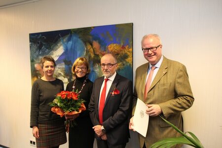 Ausgezeichnet wurde Hans-Heinrich Heuser für dessen großes Engagement in der Niederwalgerner Kommunalpolitik und der dortigen Vereinsgemeinschaft. Mit ihm freute sich dessen Ehefrau, Anna Heuser, Landrätin Kirsten Fründt (li.) und Finanzminister Dr. Thomas Schäfer (r.).