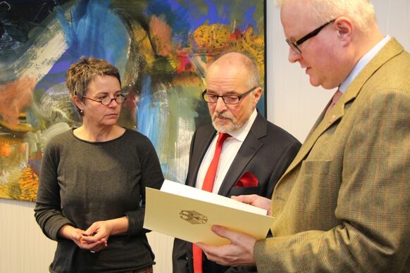 Landrätin Kirsten Fründt und Staatsminister Dr. Thomas Schäfer überreichen Hans-Heinrich Heuser (mitte) das Bundesverdienstkreuz am Bande.