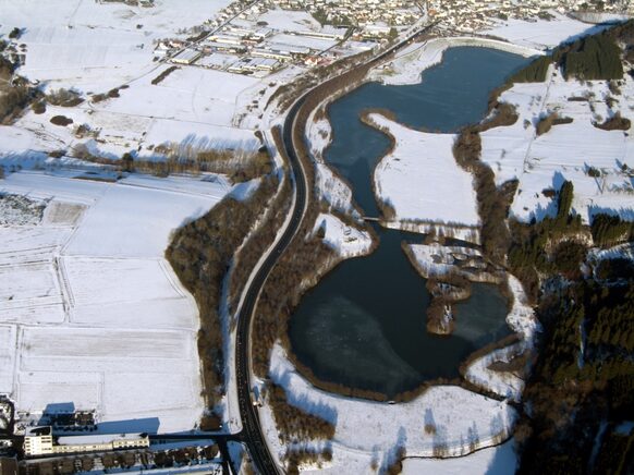 Luftbildaufnahme des winterlichen Perfstausees