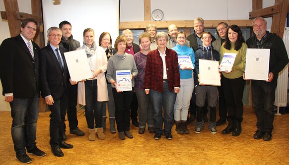 Der Erste Kreisbeigeordnete Marian Zachow überreichte den Denkmalschutzpreis in Beisein von Vertreterinnen und Vertretern aus Politik und Verwaltung.