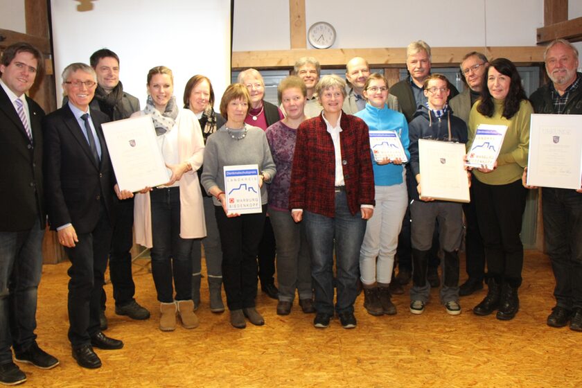 Der Erste Kreisbeigeordnete Marian Zachow überreichte den Denkmalschutzpreis in Beisein von Vertreterinnen und Vertretern aus Politik und Verwaltung.