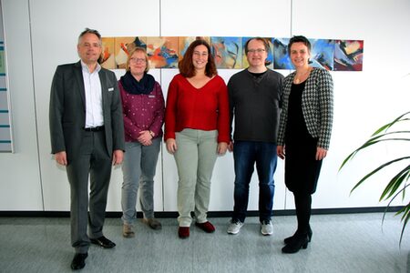 Uwe Pöppler (Leiter des Fachbereichs Familie, Jugend und Soziales des Kreises), Sylvia Becker (Fachbereich Familie, Jugend und Soziales), Sabine Altmann (Leiterin der LOK-Beratungsstelle in Stadtallendorf), Thomas Vaterrodt (Schuldnerberater in der Beratungsstelle der LOK) sowie Landrätin Kirsten Fründt