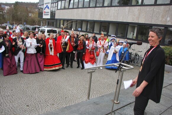 Närrinnen und Narren stürmen das Kreishaus