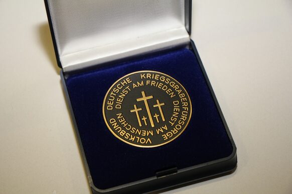 Die Verdienstmedaille des Volksbundes Deutsche Kriegsgräberfürsorge.