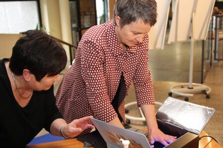 Landrätin Kirsten Fründt beim Testen der Schwarzlichtbos