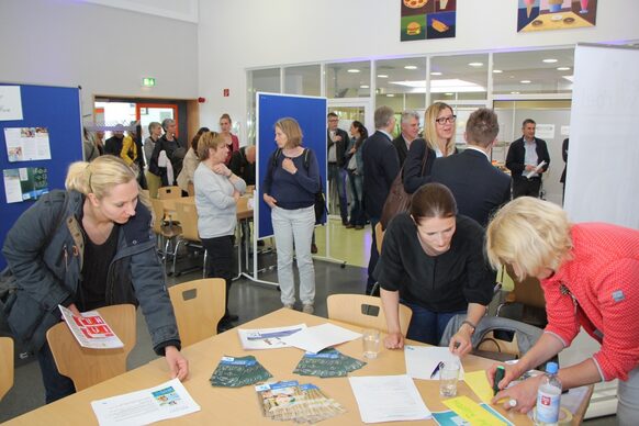 Informationsstand mit interessierten Teilnehmenden