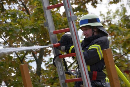 Junges Mitglied einer Feuerwehrmannschaft