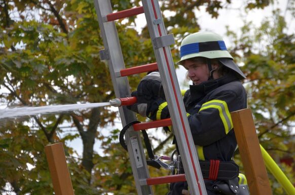 Junges Mitglied einer Feuerwehrmannschaft