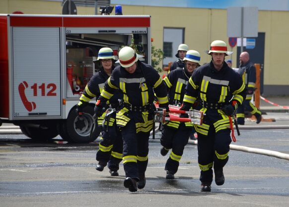 Eine Feuerwehrmannschaft im Einsatz