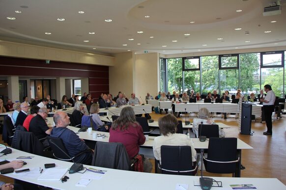 Blick in den Tagungsraum mit Teilnehmerinnen und Teilnehmern der Kulturkonferenz