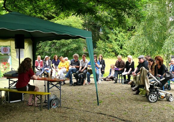 Archivbild - Lesung im Park