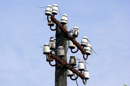 Alter funktionsloser Strommast