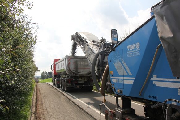 Lkw wird mit Schotter beladen