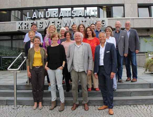 Gruppenbild mit Akteuren der Verwaltung sowie der Partnerinstitutionen