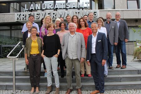 Gruppenbild mit Akteuren der Verwaltung sowie der Partnerinstitutionen