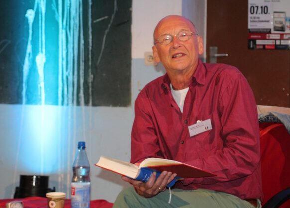 Autor Günter Wirtz während einer Lesung