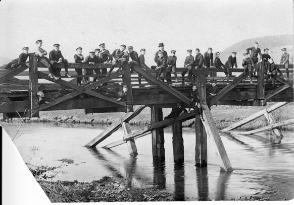 Historische Fotografie einer Lahnbrücke