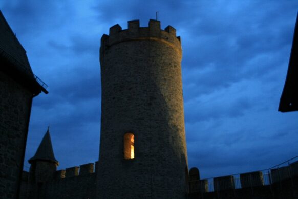 Bergfried des Schlosses bei Nacht