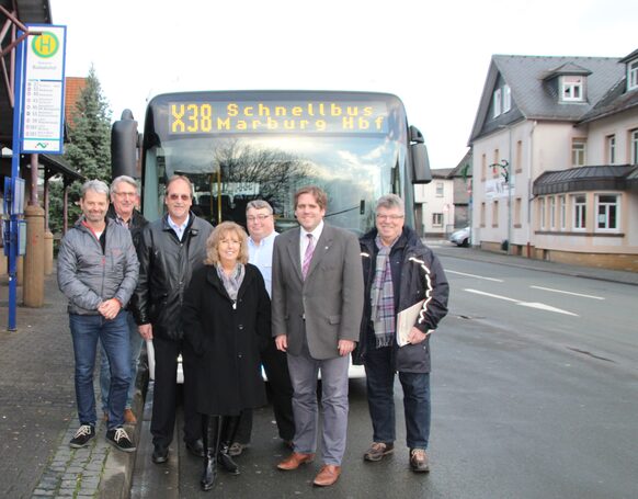 Organisatoren und Akteure präsentieren die neue Schnellbuslinie