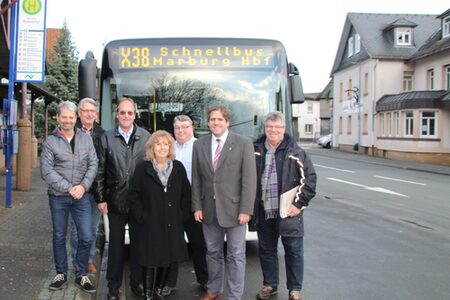 Organisatoren und Akteure präsentieren die neue Schnellbuslinie