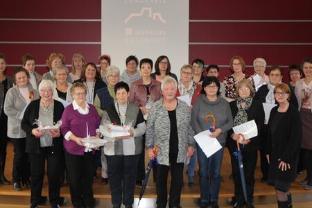 Für ihr langjähriges ehrenamtliches Engagement in der Seniorenbildung der Volkshochschule (vhs) Marburg-Biedenkopf hat Landrätin Kirsten Fründt 41 Frauen geehrt.