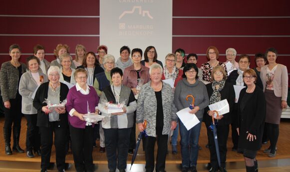 Für ihr langjähriges ehrenamtliches Engagement in der Seniorenbildung der Volkshochschule (vhs) Marburg-Biedenkopf hat Landrätin Kirsten Fründt 41 Frauen geehrt.