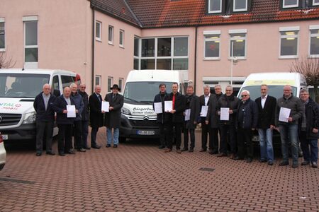 Organisatoren und Akteure bei der Übergabe der Zuwendungsbescheide des Landkreises Marburg-Biedenkopf an die Bürgerbusprojekte in Amöneburg, Bad Endbach, Biedenkopf, Breidenbach, Dautphetal, Ebsdorfergrund, Kirchhain, Lahntal, Lohra und Weimar.