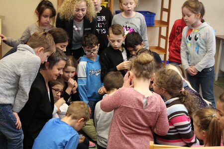 Vorweihnachtliche Geschenke brachte Landrätin Kirsten Fründt Schülerinnen und Schülern der Landgräfin-Elisabeth-Schule in Stadtallendorf. Das 2.000. Kind in der Grundschulbetreuung des Landkreises Marburg-Biedenkopf wurde dort angemeldet.