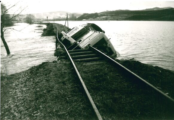 Bahndamm beim Hochwasser 1984