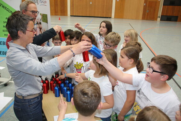 Foto zur Pressemitteilung 203/2019 (Trinkflaschen an Grundschulen)