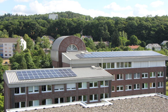 Photovoltaik-Anlage auf dem Dach des KreisJobCenters Marburg
