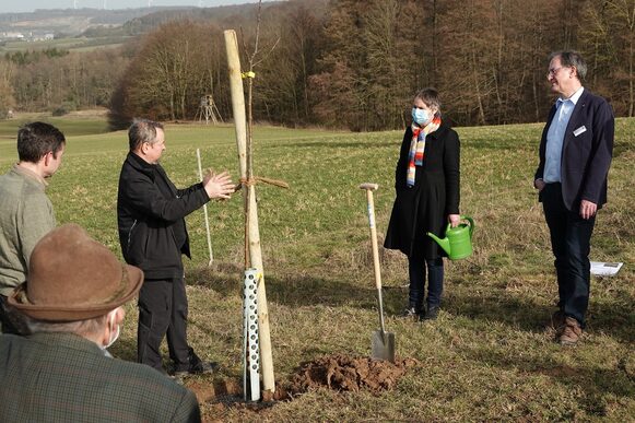 Foto zur Pressemitteilung 087/2021 (Kelterwiesenprojekt: Michael Zerbe vom Fachdienst Agrarförderung und Agrarumwelt (3.v.l.) erläutert während eines Pflanz-Workshops den Projektteilnehmern (v.r.) Bernd und Heinrich Lemmer sowie Landrätin Kirsten Fründt und Regierungspräsident Dr. Christoph Ullrich die Abläufe und Besonderheiten bei der Pflanzung der Obstbäume)