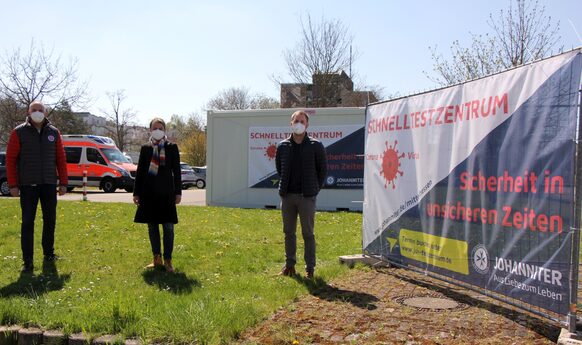 Marco Schulte-Lünzum (Regionalvorstand Johanniter), Landrätin Kirsten Fründt sowie Nino Welter (Johanniter)