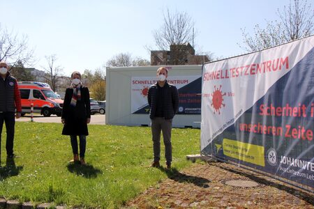 Marco Schulte-Lünzum (Regionalvorstand Johanniter), Landrätin Kirsten Fründt sowie Nino Welter (Johanniter)