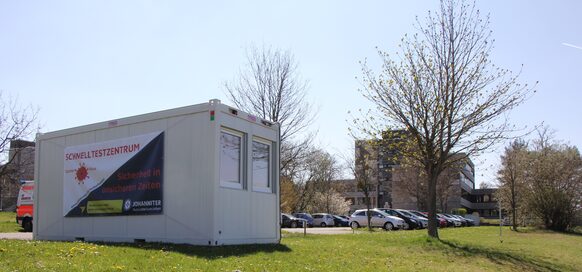 Das neue Testzentrum in Marburg-Cappel liegt verkehrsgünstig auf dem Parkplatz der Kreisverwaltung gegenüber der Marburger Polizeidienststelle