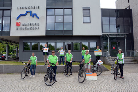 Beim Start der Organspende-Fahrradrunde durch Marburg vor dem Landratsamt kamen (von links nach rechts versetzt) Landrätin Kirsten Fründt, Oberbürgermeister Dr. Thomas Spies, Konrad Keßler, Manfred Wiegand und Martin Ronzheimer, Dr. Nils Ludwig vom Gesundheitsamt, Tour-Organisator Klaus Zinnecker, Monika Bäcker und Birgit Heitmann-Keßler zusammen.