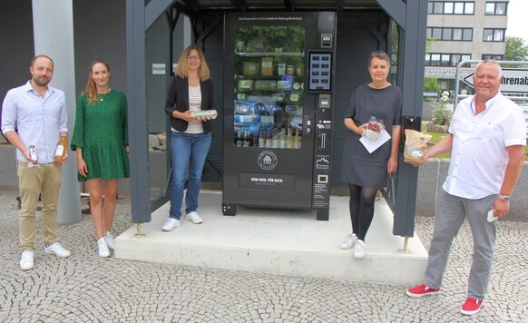 Von Apfelsaft über Eier bis hin zu Erdbeeren: (v.l.): Carsten und Katharina Marin von der Wittelsberger Marktscheune, Heike Wagner (Fachbereichsleiterin Ländlicher Raum und Verbraucherschutz), Landrätin Kirsten Fründt sowie Gerd Nienhaus (Fachdienstleiter Infrastrukturelles Gebäudemanagement) präsentieren eine Auswahl an regionalen Produkten, die es über den Automaten vor dem Marburger Kreishaus zu kaufen gibt.