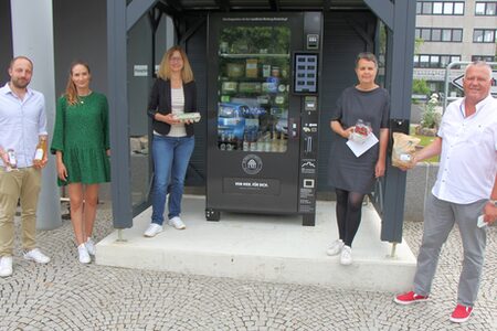 Von Apfelsaft über Eier bis hin zu Erdbeeren: (v.l.): Carsten und Katharina Marin von der Wittelsberger Marktscheune, Heike Wagner (Fachbereichsleiterin Ländlicher Raum und Verbraucherschutz), Landrätin Kirsten Fründt sowie Gerd Nienhaus (Fachdienstleiter Infrastrukturelles Gebäudemanagement) präsentieren eine Auswahl an regionalen Produkten, die es über den Automaten vor dem Marburger Kreishaus zu kaufen gibt.