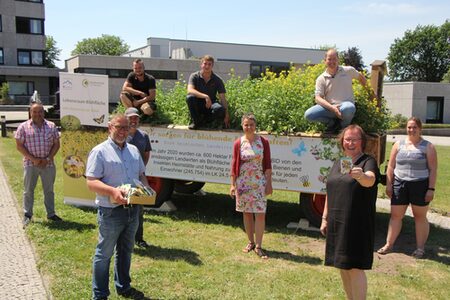 Mitglieder des Kreisbauernverbandes und Landrätin Kirsten Fründt mit dem Blühwagen vor dem Marburger Kreishaus