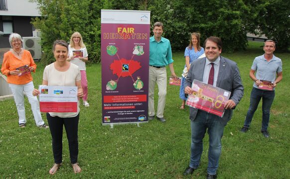 Gruppenfoto der beteiligten Akteur*innen (Pressemitteilung 342/2021: FairHeiraten))