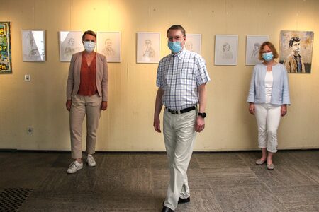 Landrätin Kirsten Fründt, der Künstler Dr. Martin Obert sowie Dr. Birgit Wollenberg (Leiterin des Gesundheitsamtes)
