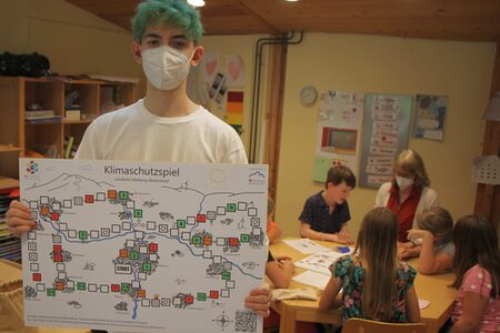 Jannis Sättler mit seinem Entwurf des Klimaschutzspiels