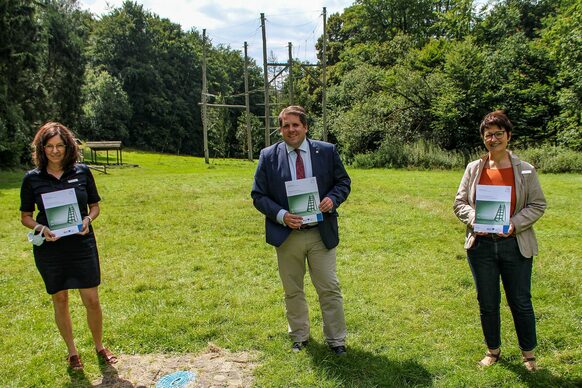 Gemeinsam mit Tanja Pfeifer (li.), Leiterin des Fachbereichs Haus der Bildung, und Bildungsmanagerin Silke Kaiser stellte der Erste Kreisbeigeordnete Marian Zachow auf dem Gelände der Freizeit-, Bildungs- und Tagungsstätte (früher „Kreisjugendheim“) in Weimar-Wolfshausen den ersten Bildungsbericht für den Landkreis Marburg-Biedenkopf vor.