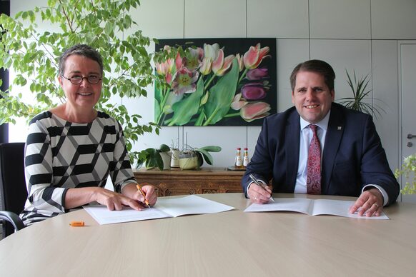 Landrätin Kirsten Fründt und der Erste Kreisbeigeordnete Marian Zachow haben den ersten Bildungsbericht für den Landkreis Marburg-Biedenkopf unterzeichnet.