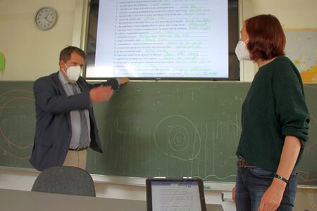 Der Erste Kreisbeigeordnete und Schuldezernent Marian Zachow bespricht mit Ute Kilian, Digitalisierungsbeauftrage der Europaschule Gladenbach, die Möglichkeiten der neuen digitalen Geräte.