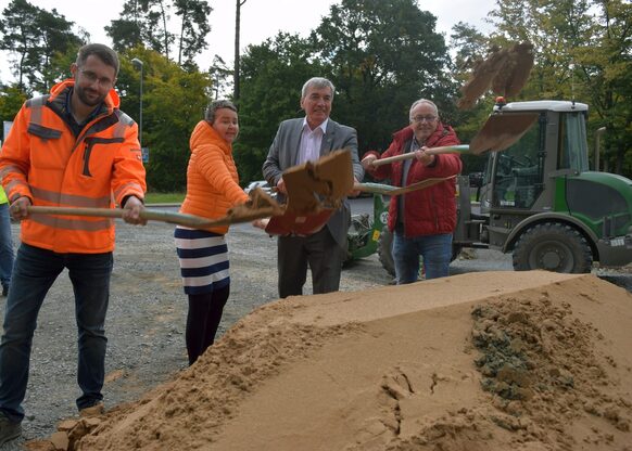 Spatenstich der beteiligten Akteure zum neuen Radweg an der der K92 in Stadtallendorf