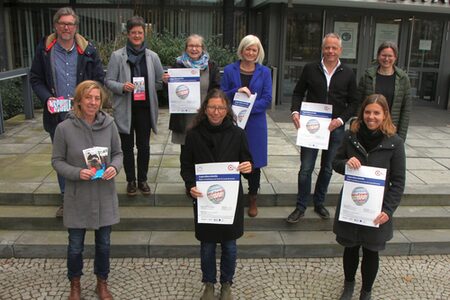 Die beteiligten Akteurinnen und Akteure vor dem Kreishaus