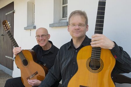 Die Künstler Duo Peter Hagen und Jörn Martens mit Gitarren in der Hand